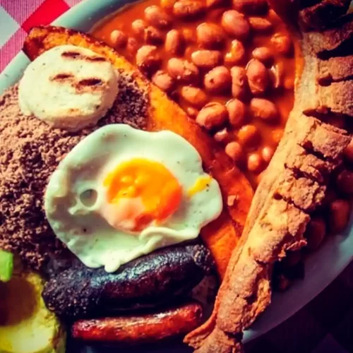 Bandeja paisa y pabellón criollo