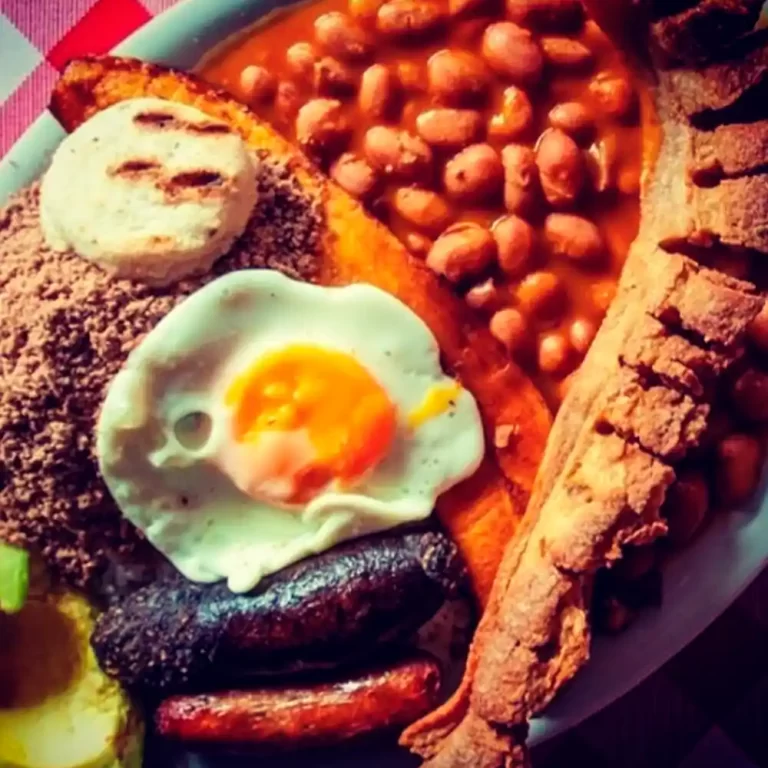 Bandeja paisa y pabellón criollo